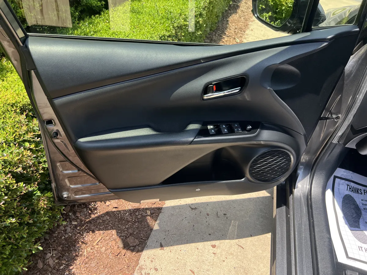 2017 Toyota Prius Three thumbnail 13