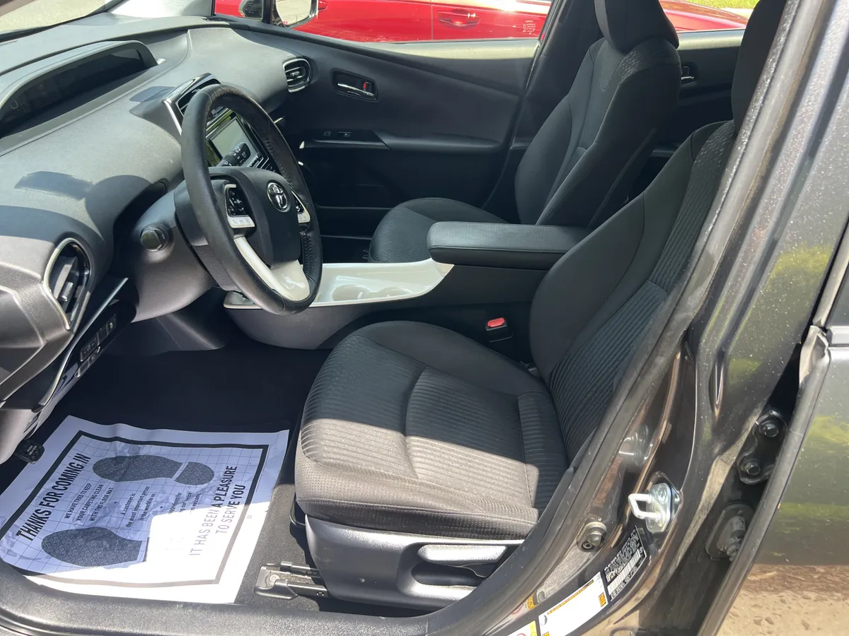 2017 Toyota Prius Three thumbnail 15
