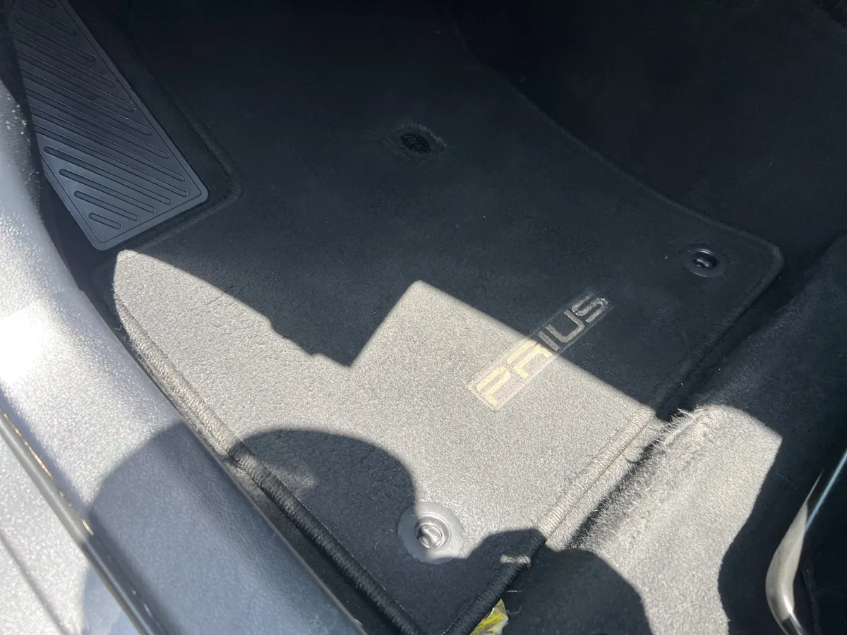 2017 Toyota Prius Three thumbnail 16