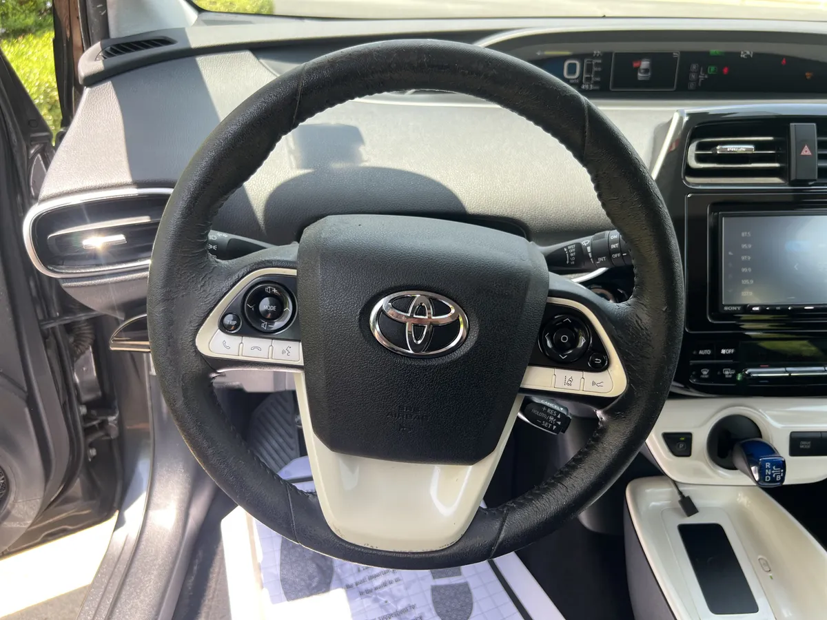 2017 Toyota Prius Three thumbnail 17