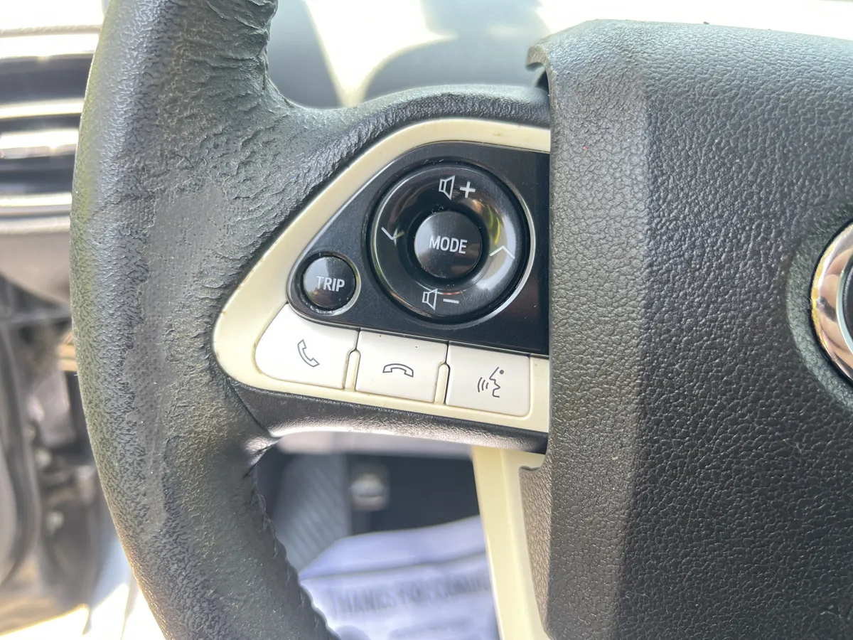 2017 Toyota Prius Three thumbnail 18