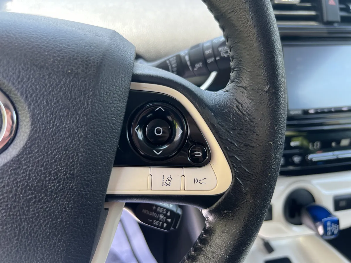 2017 Toyota Prius Three thumbnail 19