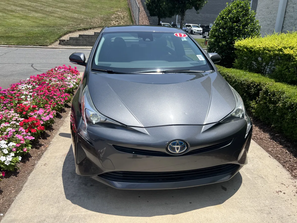 2017 Toyota Prius Three thumbnail 2