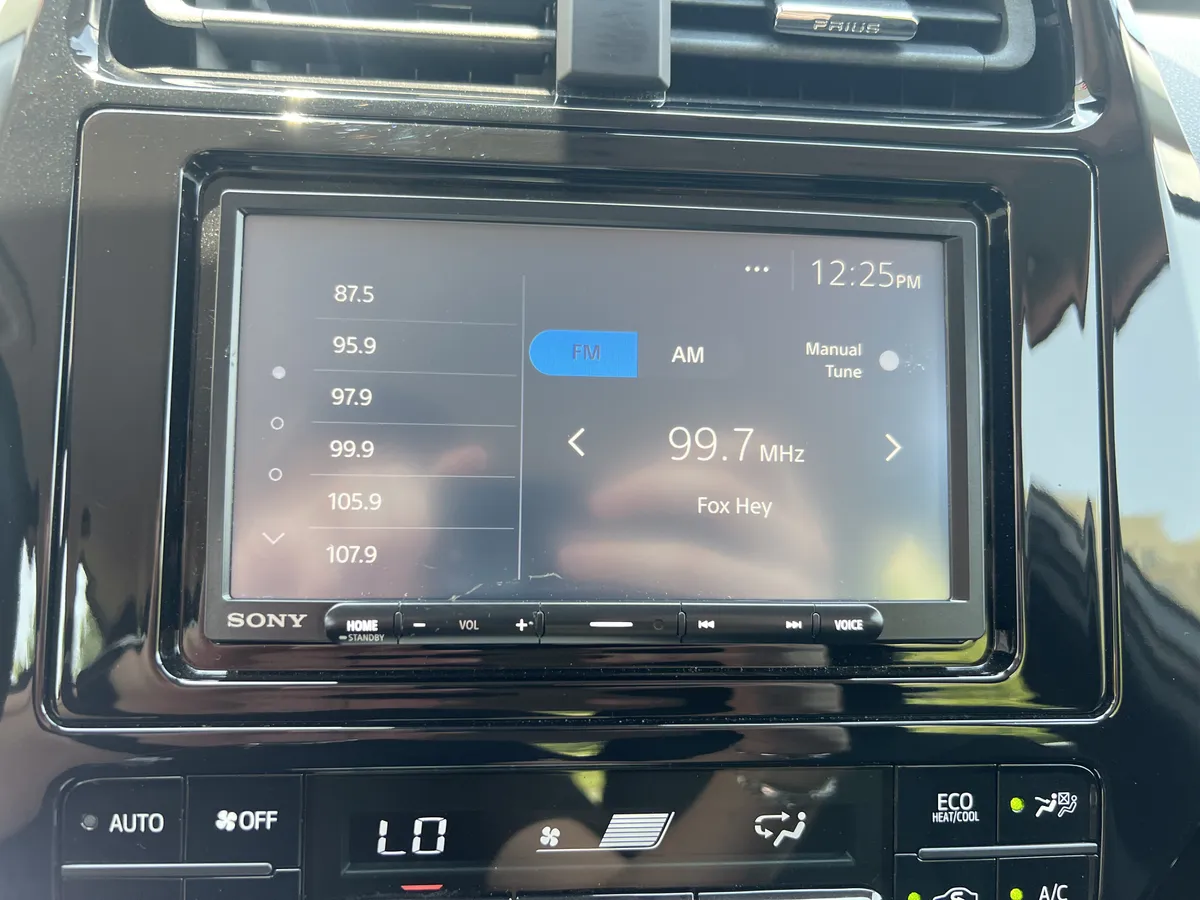2017 Toyota Prius Three thumbnail 22