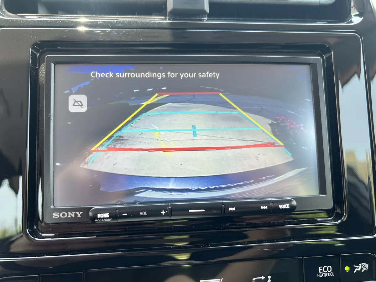 2017 Toyota Prius Three thumbnail 24