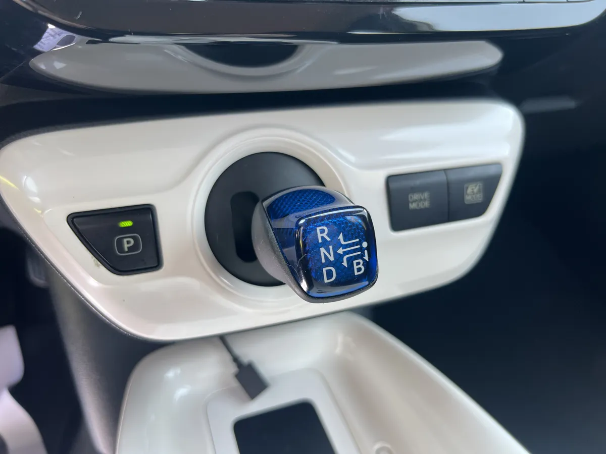 2017 Toyota Prius Three thumbnail 25