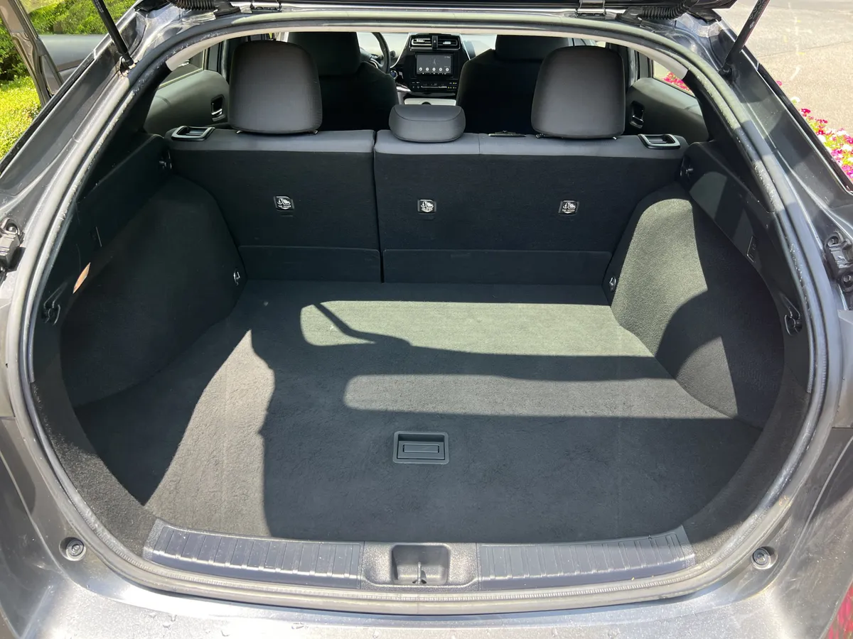 2017 Toyota Prius Three thumbnail 30