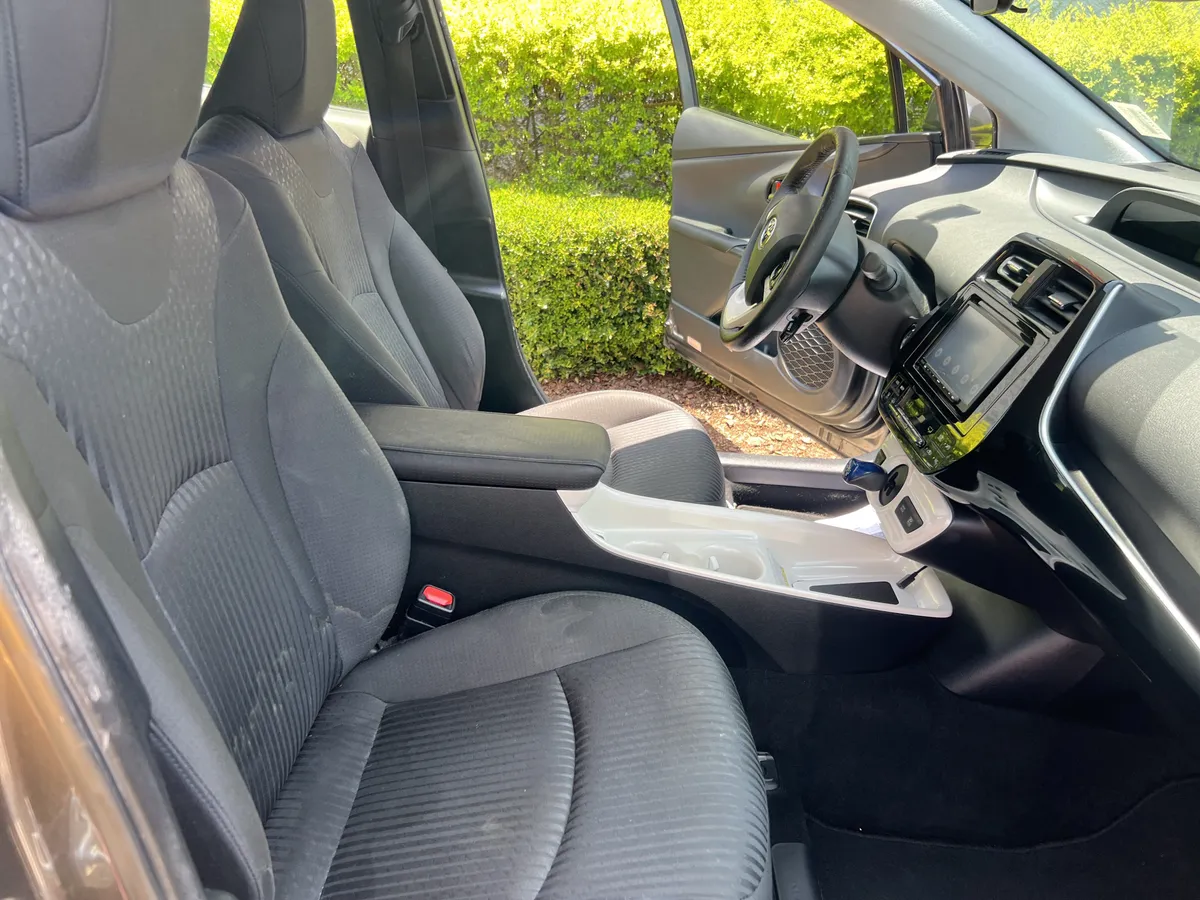 2017 Toyota Prius Three thumbnail 31