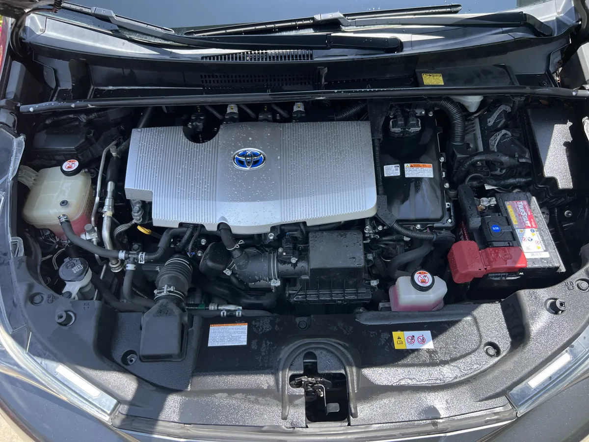 2017 Toyota Prius Three thumbnail 32
