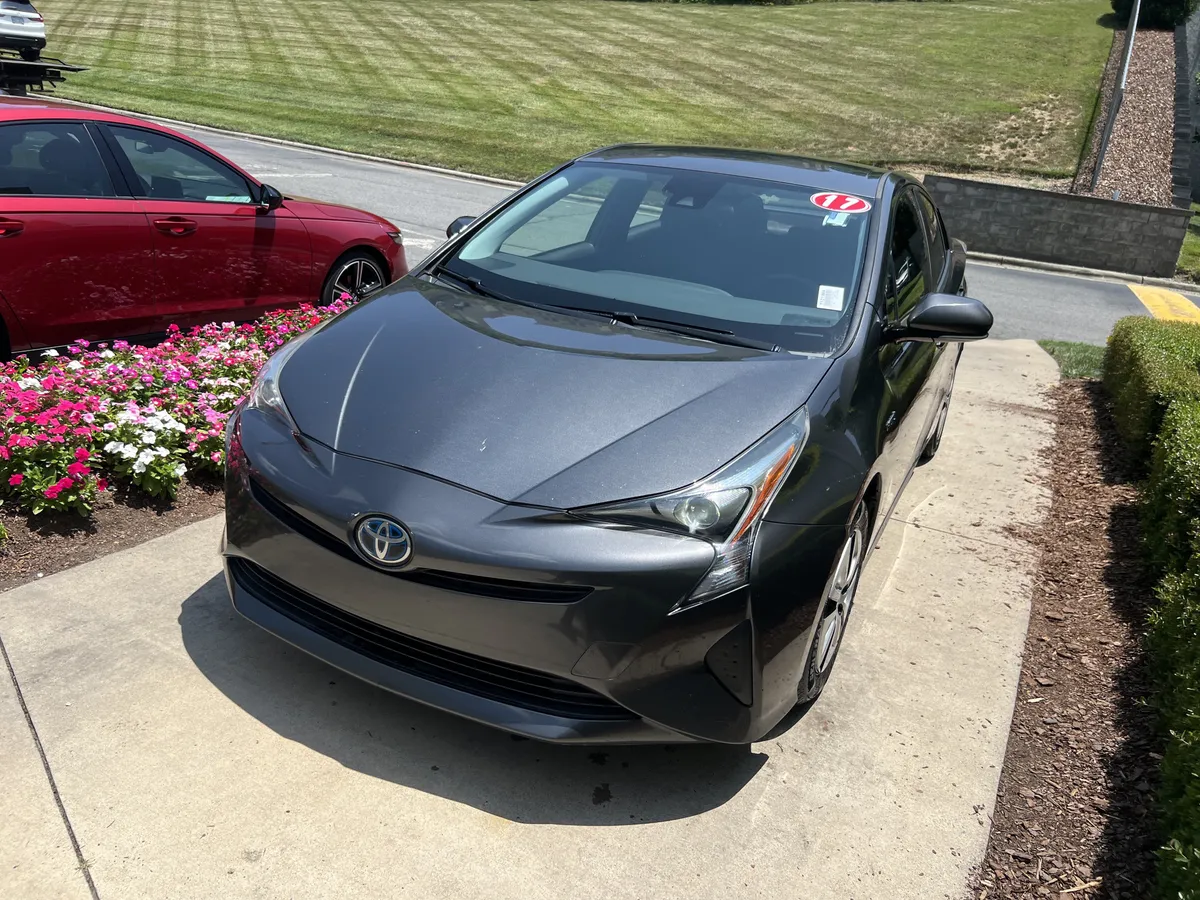 2017 Toyota Prius Three thumbnail 4
