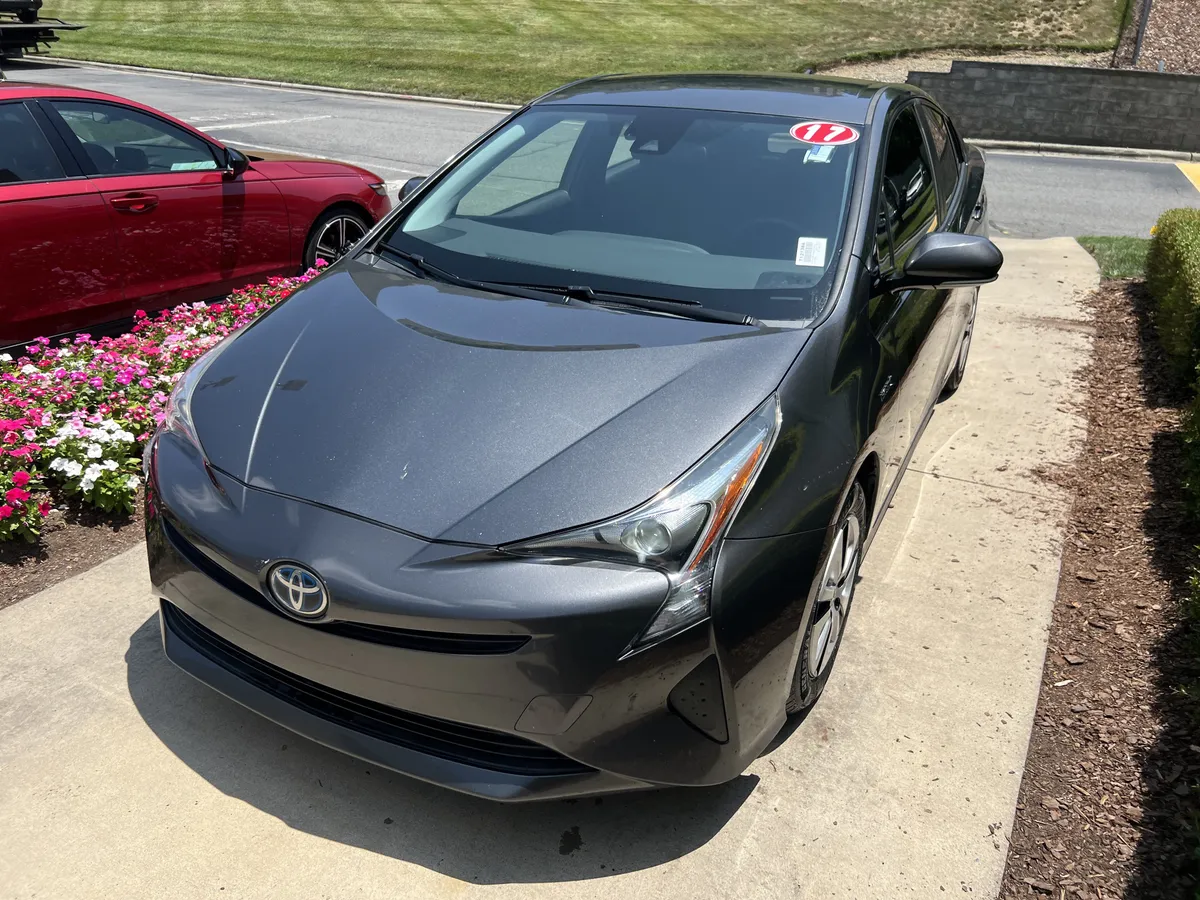 2017 Toyota Prius Three thumbnail 6