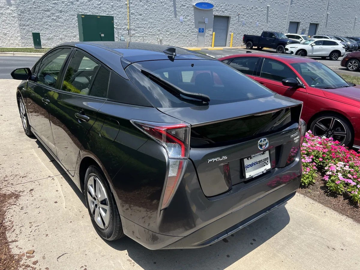 2017 Toyota Prius Three thumbnail 7
