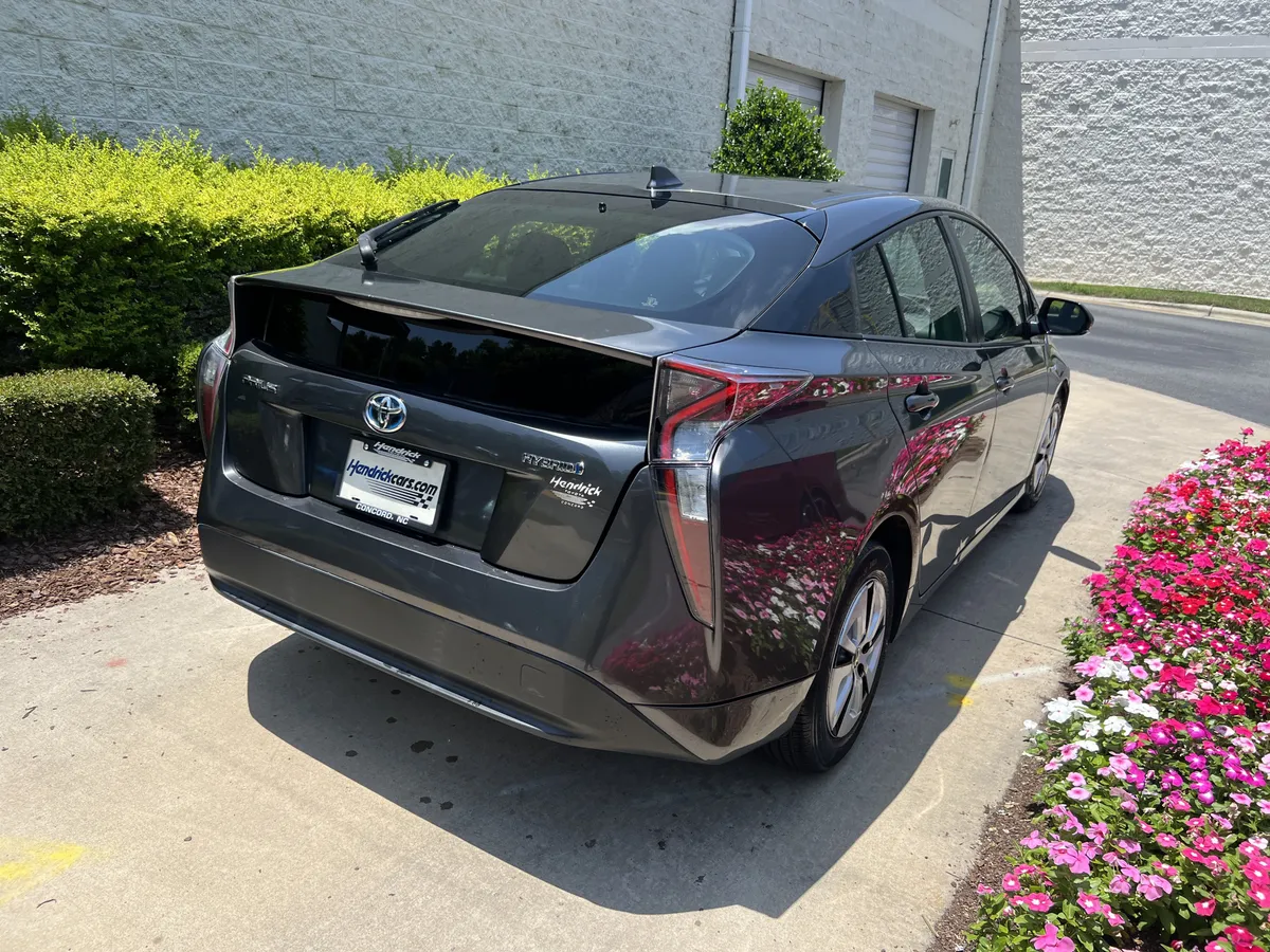 2017 Toyota Prius Three thumbnail 9