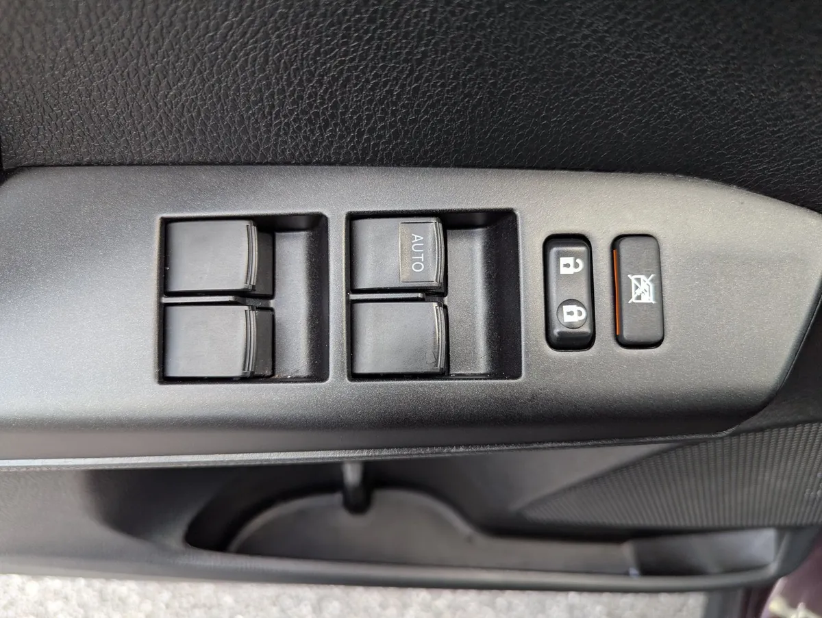 2017 Toyota RAV4 LE thumbnail 10