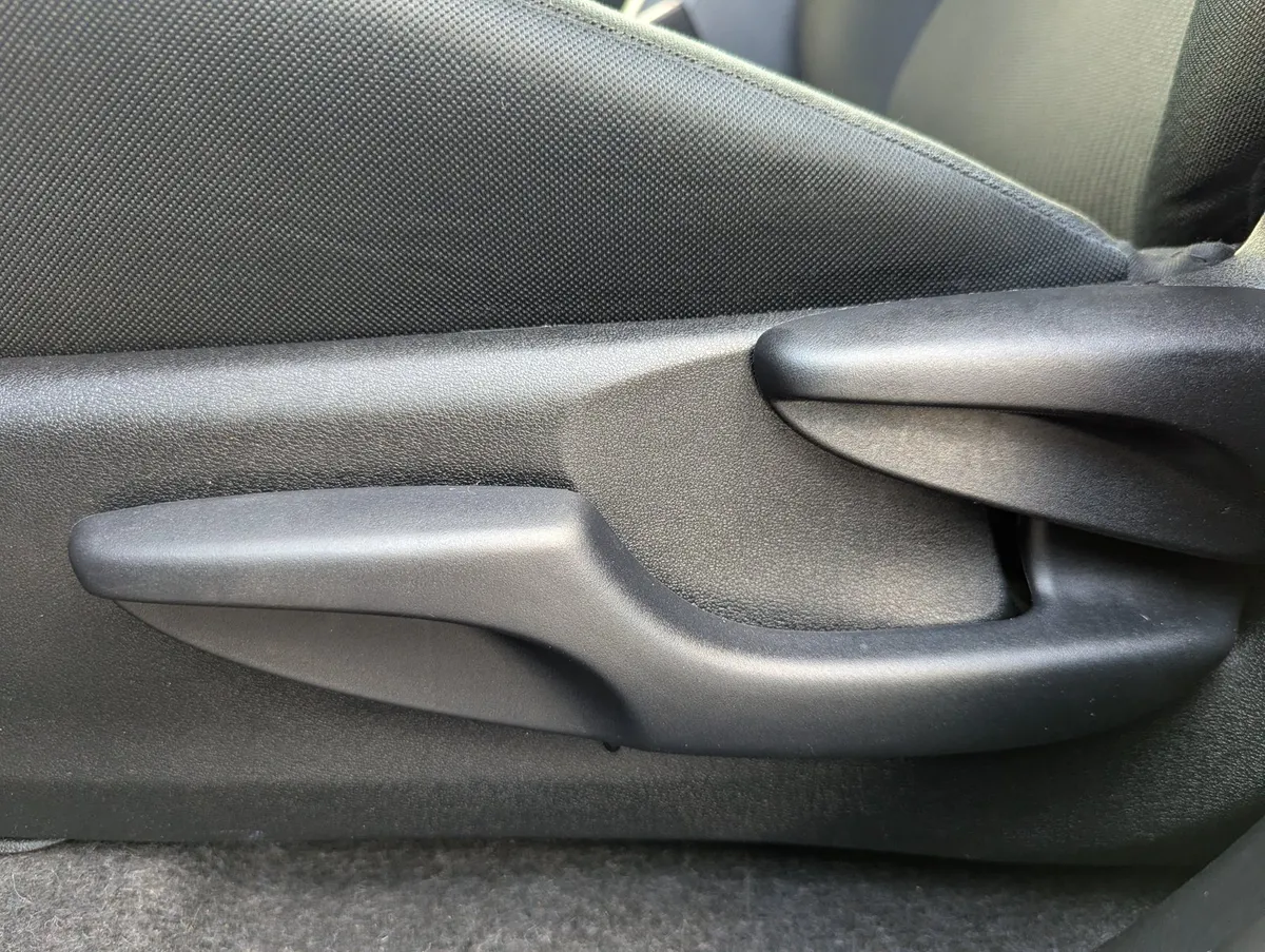 2017 Toyota RAV4 LE thumbnail 11