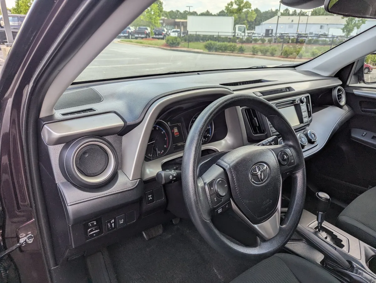2017 Toyota RAV4 LE thumbnail 12