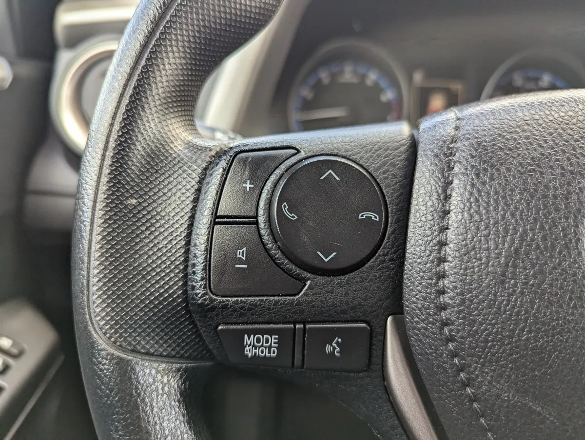 2017 Toyota RAV4 LE thumbnail 13