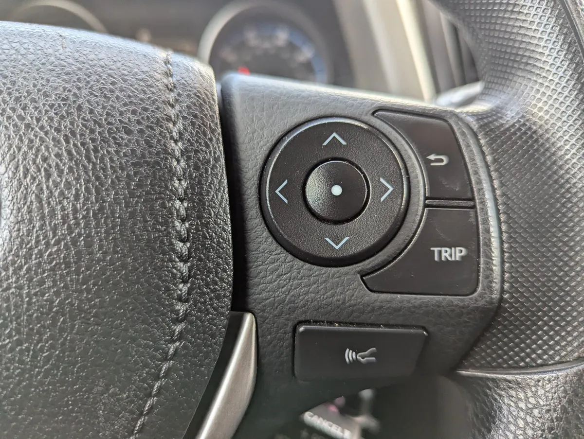 2017 Toyota RAV4 LE thumbnail 14