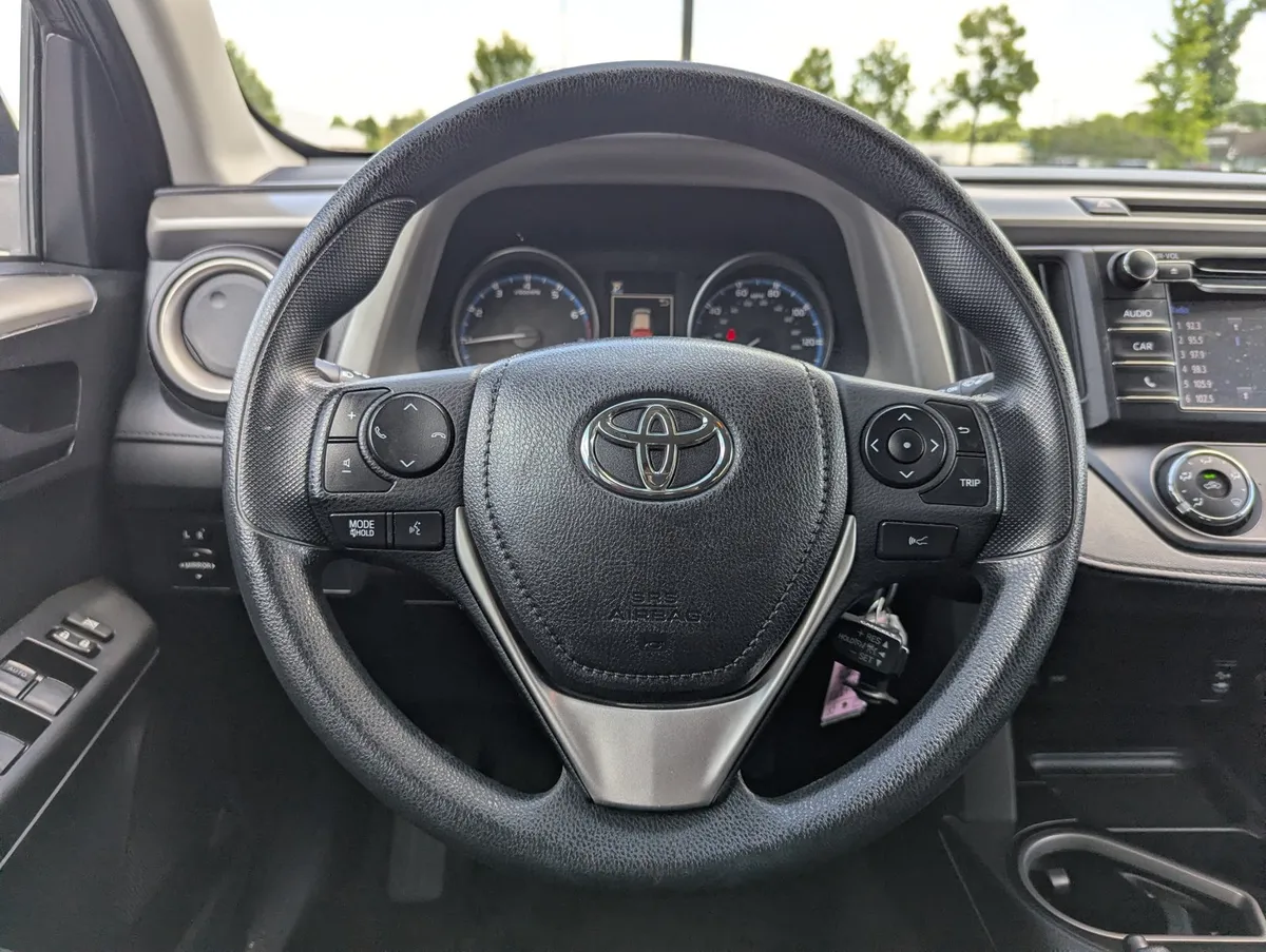 2017 Toyota RAV4 LE thumbnail 15