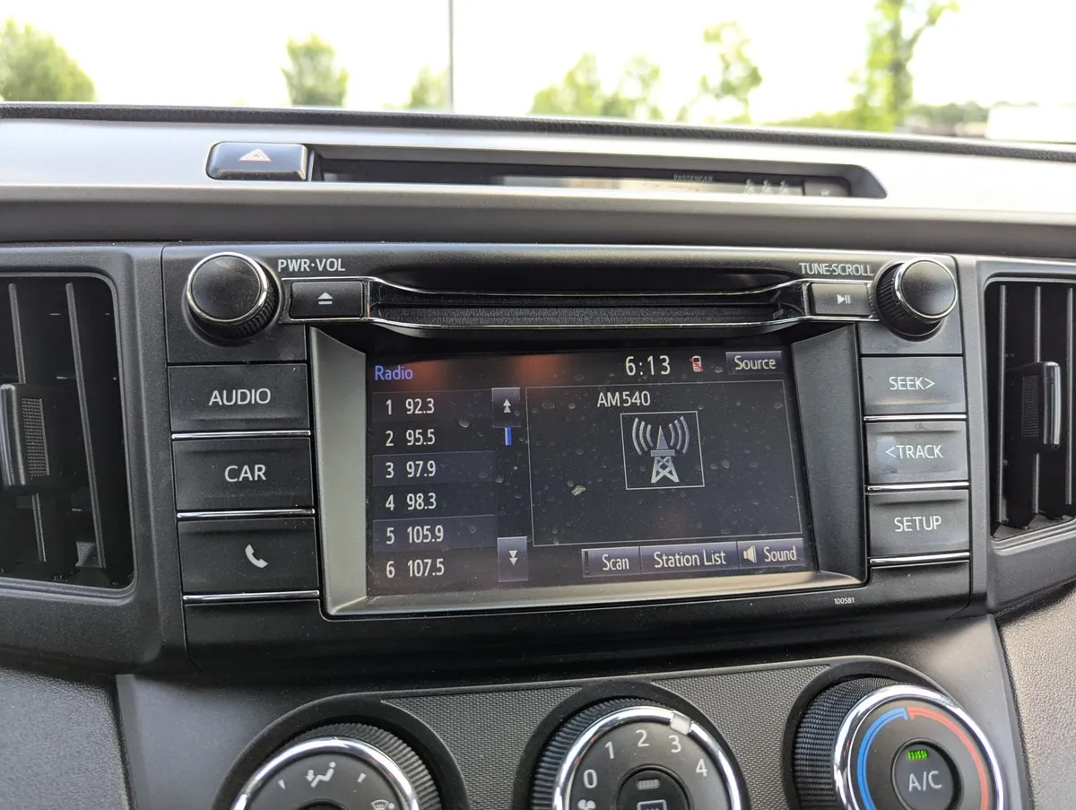 2017 Toyota RAV4 LE thumbnail 17