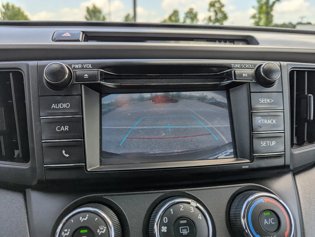 2017 Toyota RAV4 LE thumbnail 18