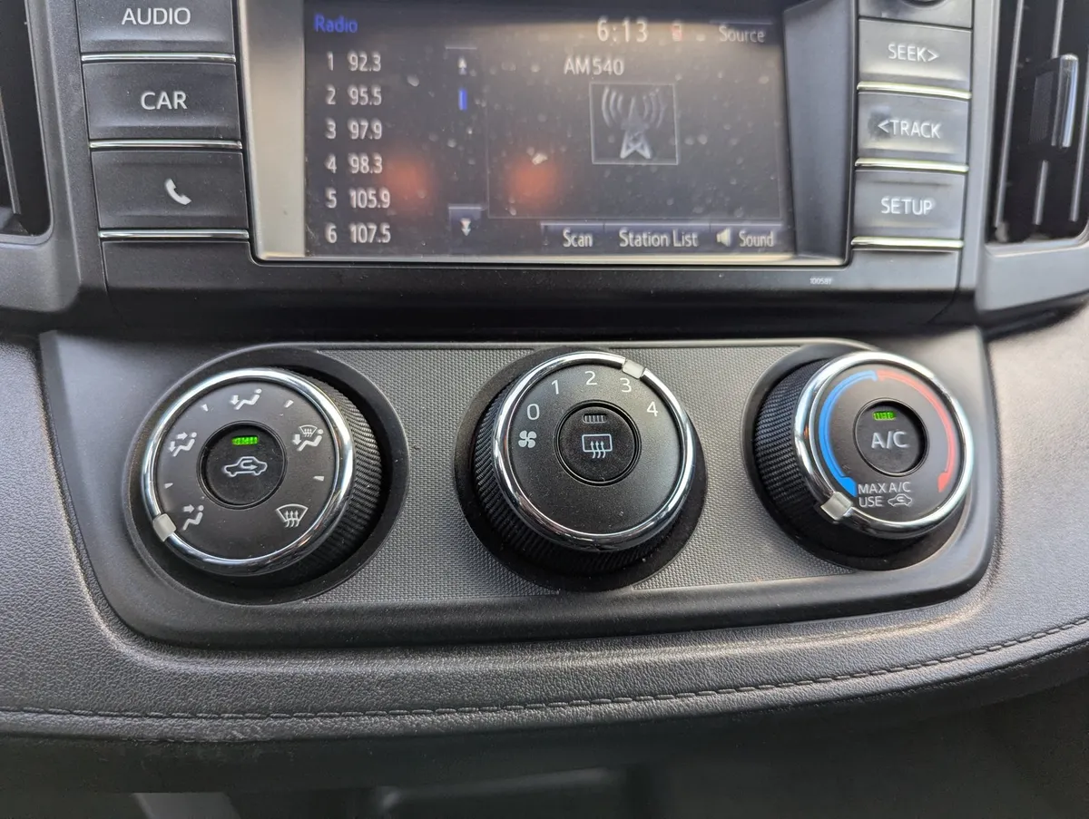 2017 Toyota RAV4 LE thumbnail 19