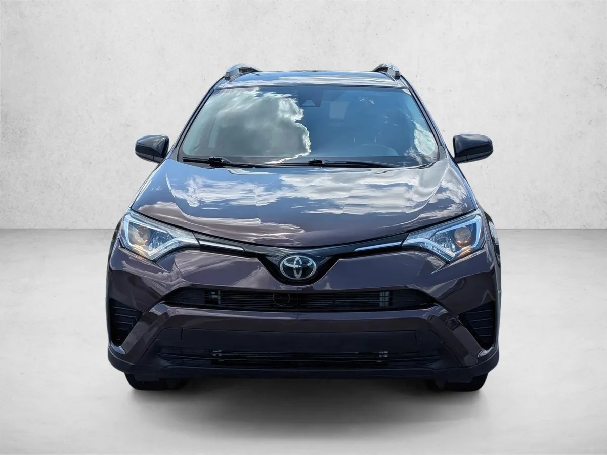 2017 Toyota RAV4 LE thumbnail 2