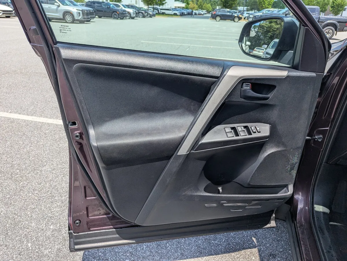 2017 Toyota RAV4 LE thumbnail 21