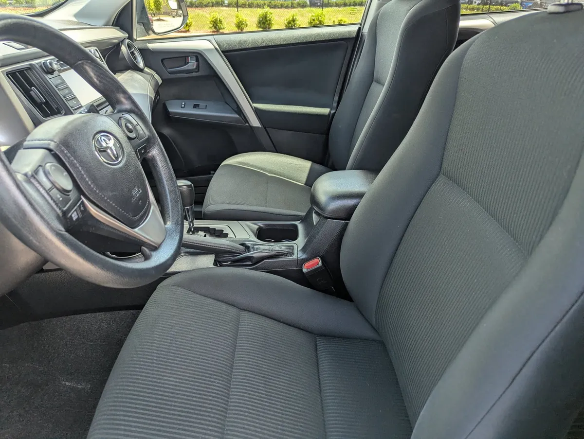 2017 Toyota RAV4 LE thumbnail 22