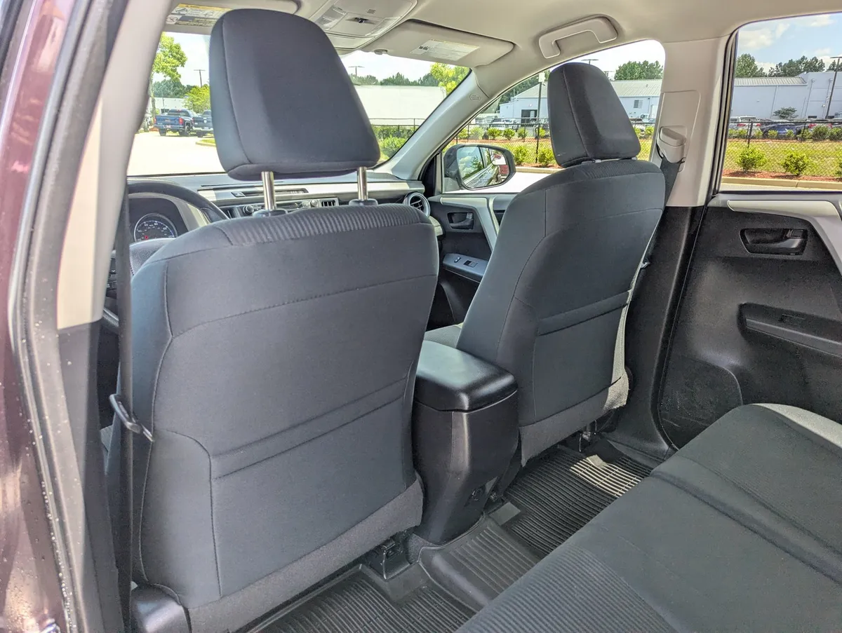 2017 Toyota RAV4 LE thumbnail 23