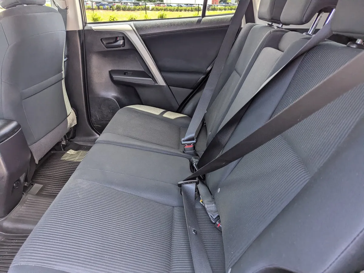 2017 Toyota RAV4 LE thumbnail 24