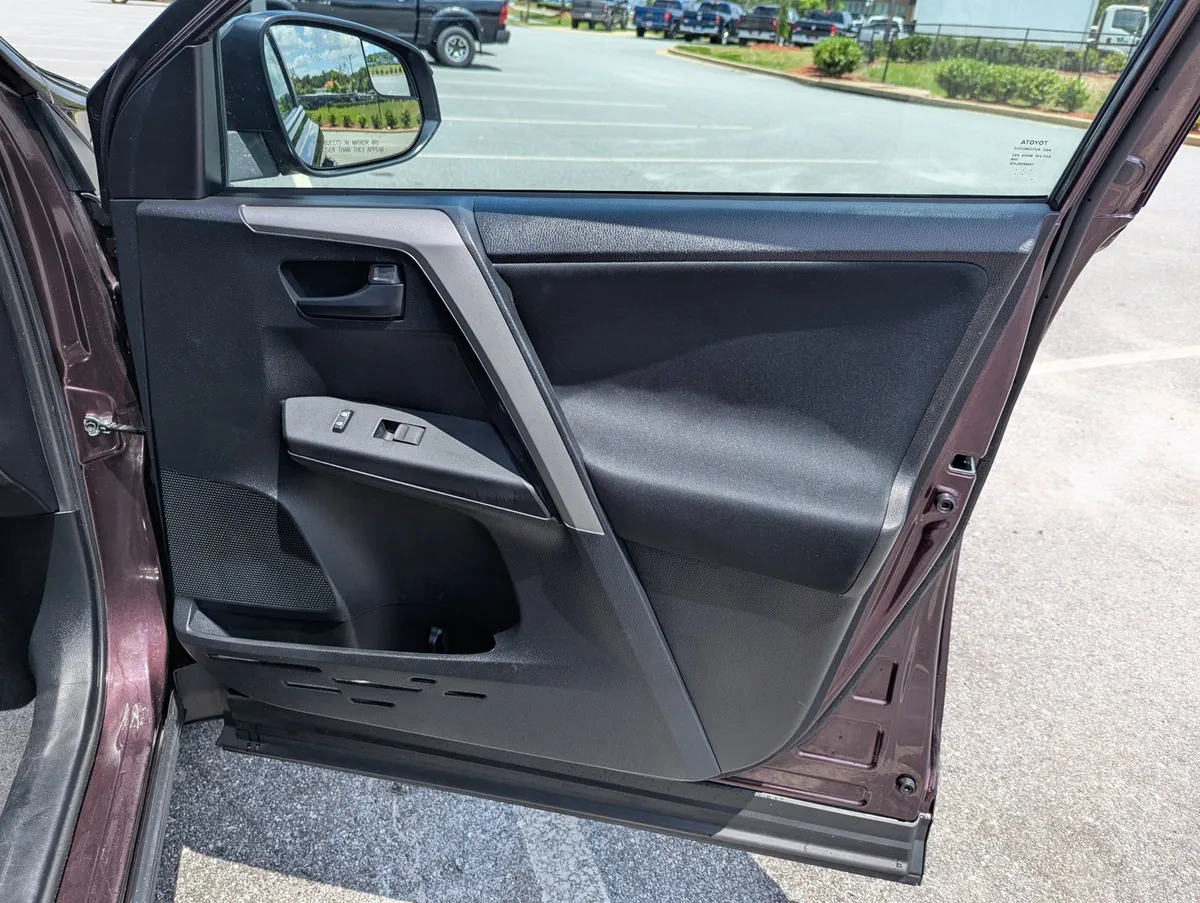 2017 Toyota RAV4 LE thumbnail 25