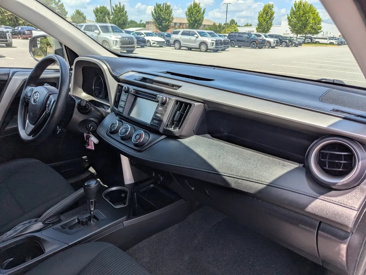2017 Toyota RAV4 LE thumbnail 26