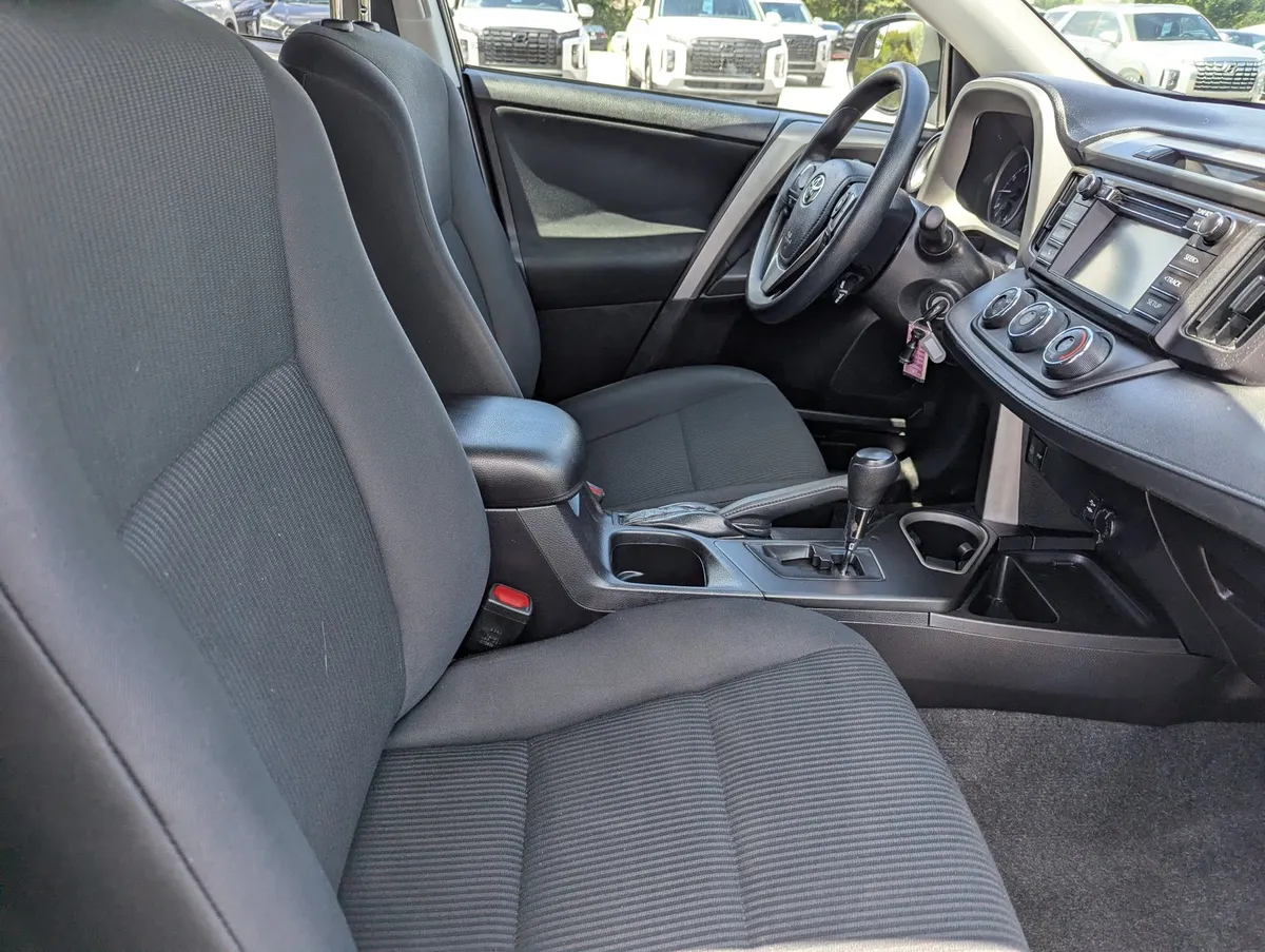 2017 Toyota RAV4 LE thumbnail 27