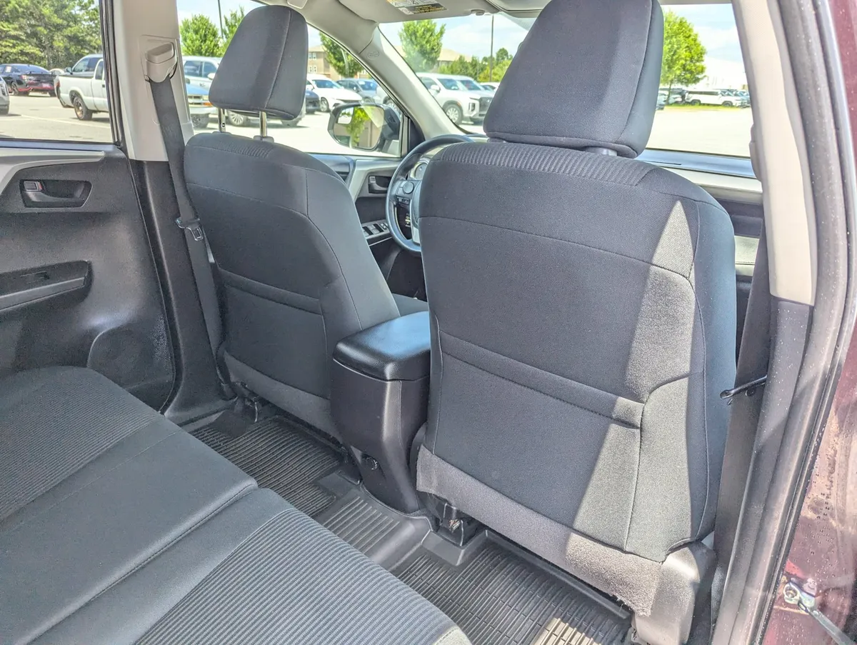 2017 Toyota RAV4 LE thumbnail 28