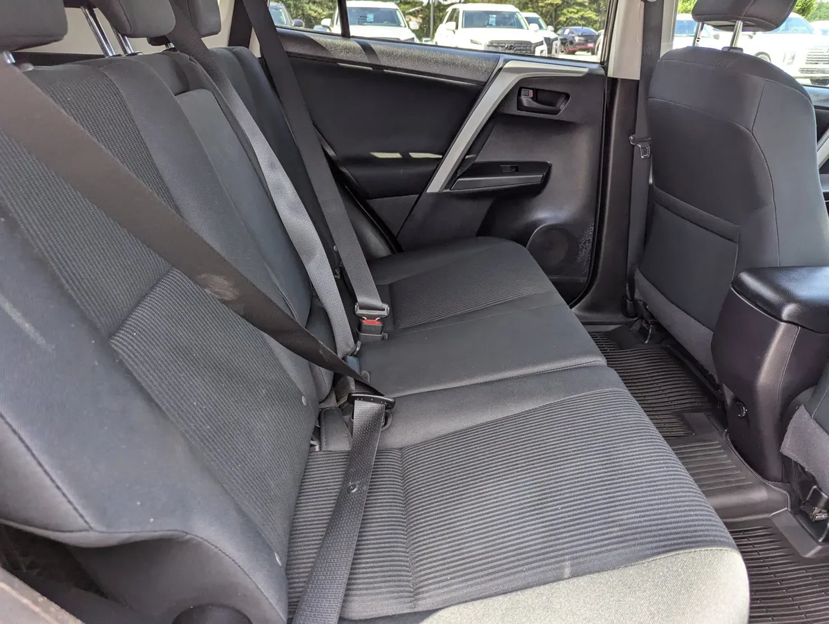 2017 Toyota RAV4 LE thumbnail 29