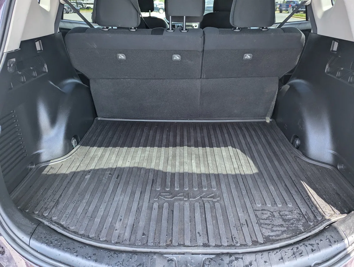 2017 Toyota RAV4 LE thumbnail 30