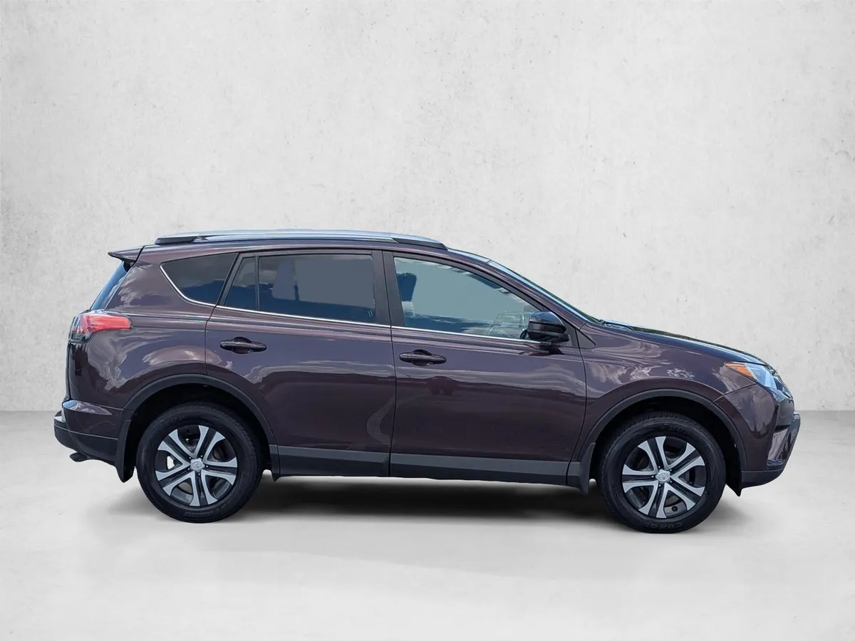 2017 Toyota RAV4 LE thumbnail 4
