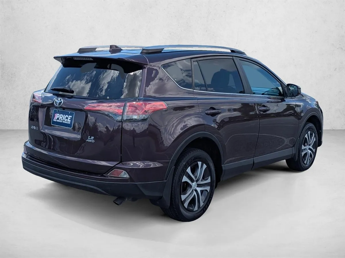 2017 Toyota RAV4 LE thumbnail 5