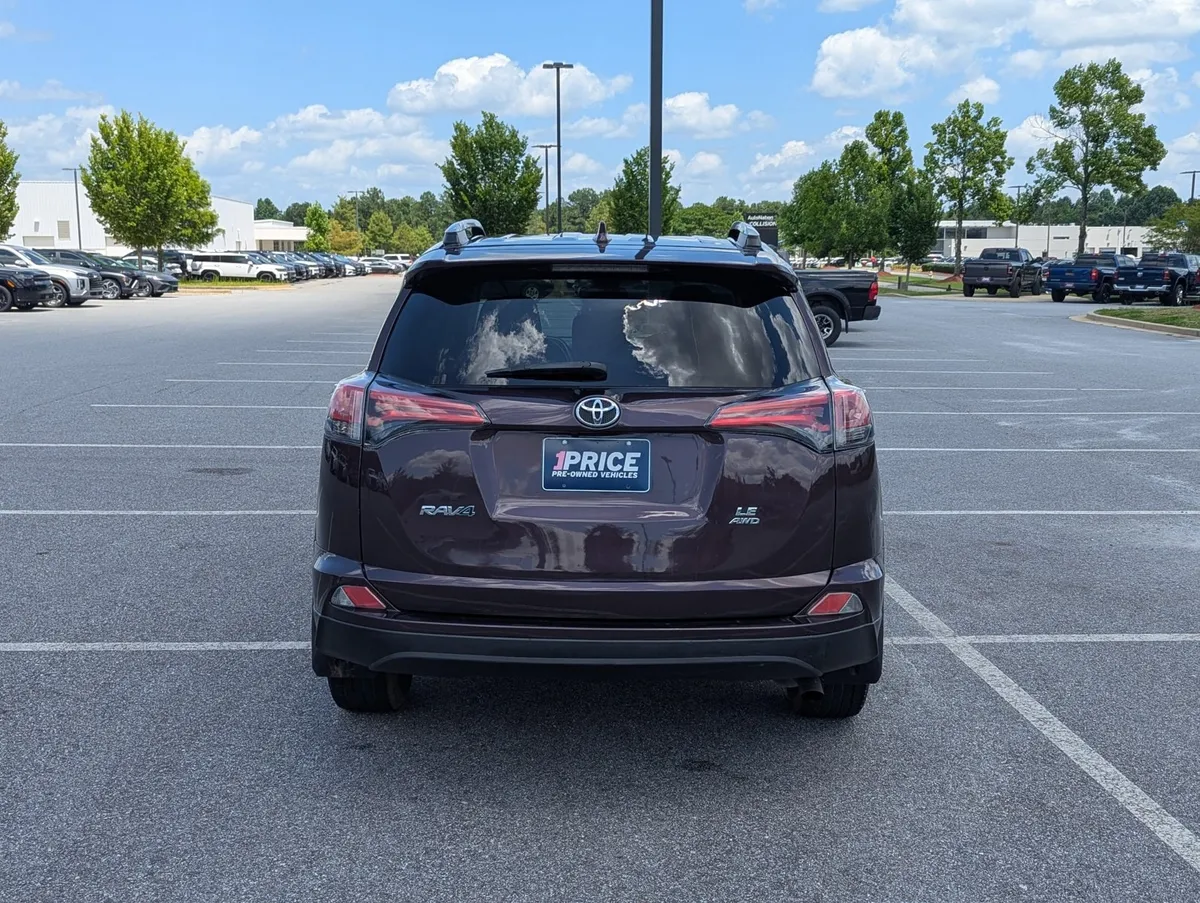 2017 Toyota RAV4 LE thumbnail 6