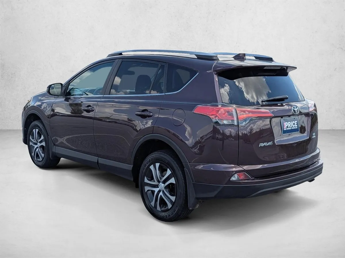 2017 Toyota RAV4 LE thumbnail 7