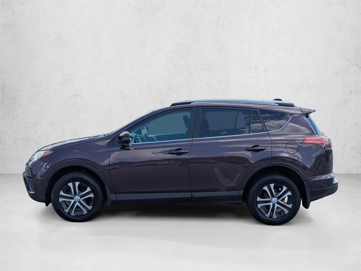 2017 Toyota RAV4 LE thumbnail 8