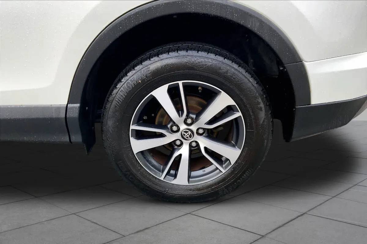 2017 Toyota RAV4 XLE thumbnail 11
