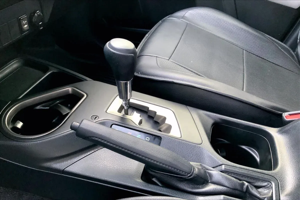 2017 Toyota RAV4 XLE thumbnail 16