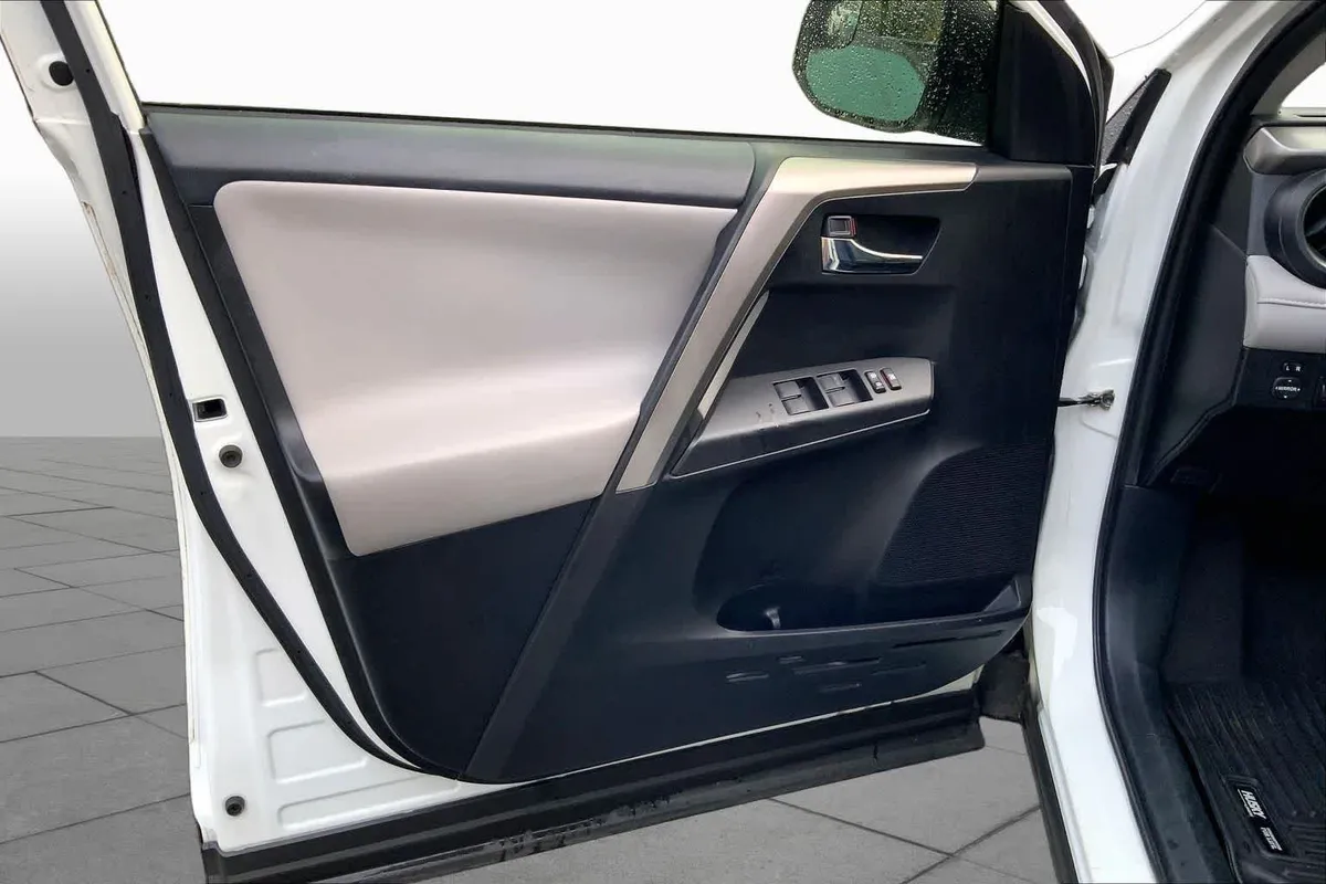 2017 Toyota RAV4 XLE thumbnail 21