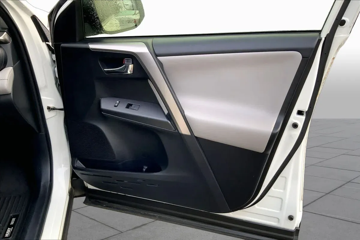 2017 Toyota RAV4 XLE thumbnail 22