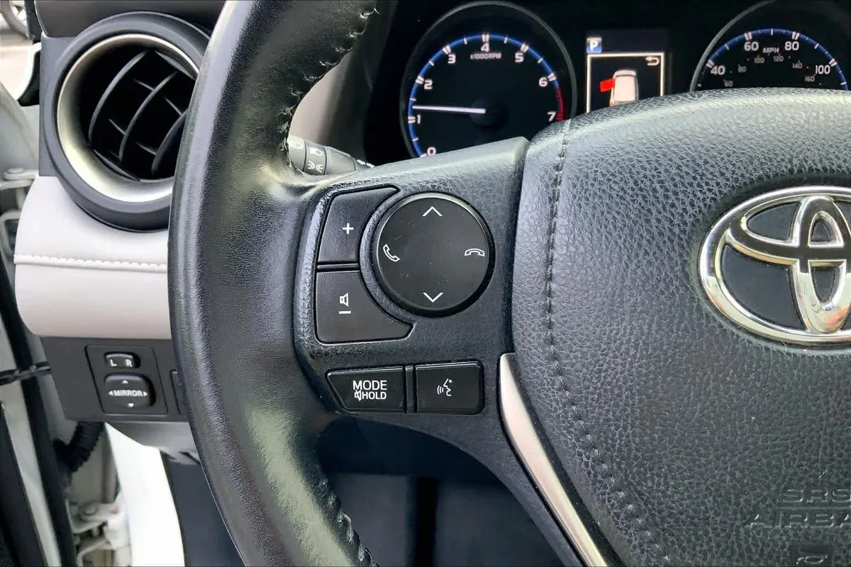 2017 Toyota RAV4 XLE thumbnail 23