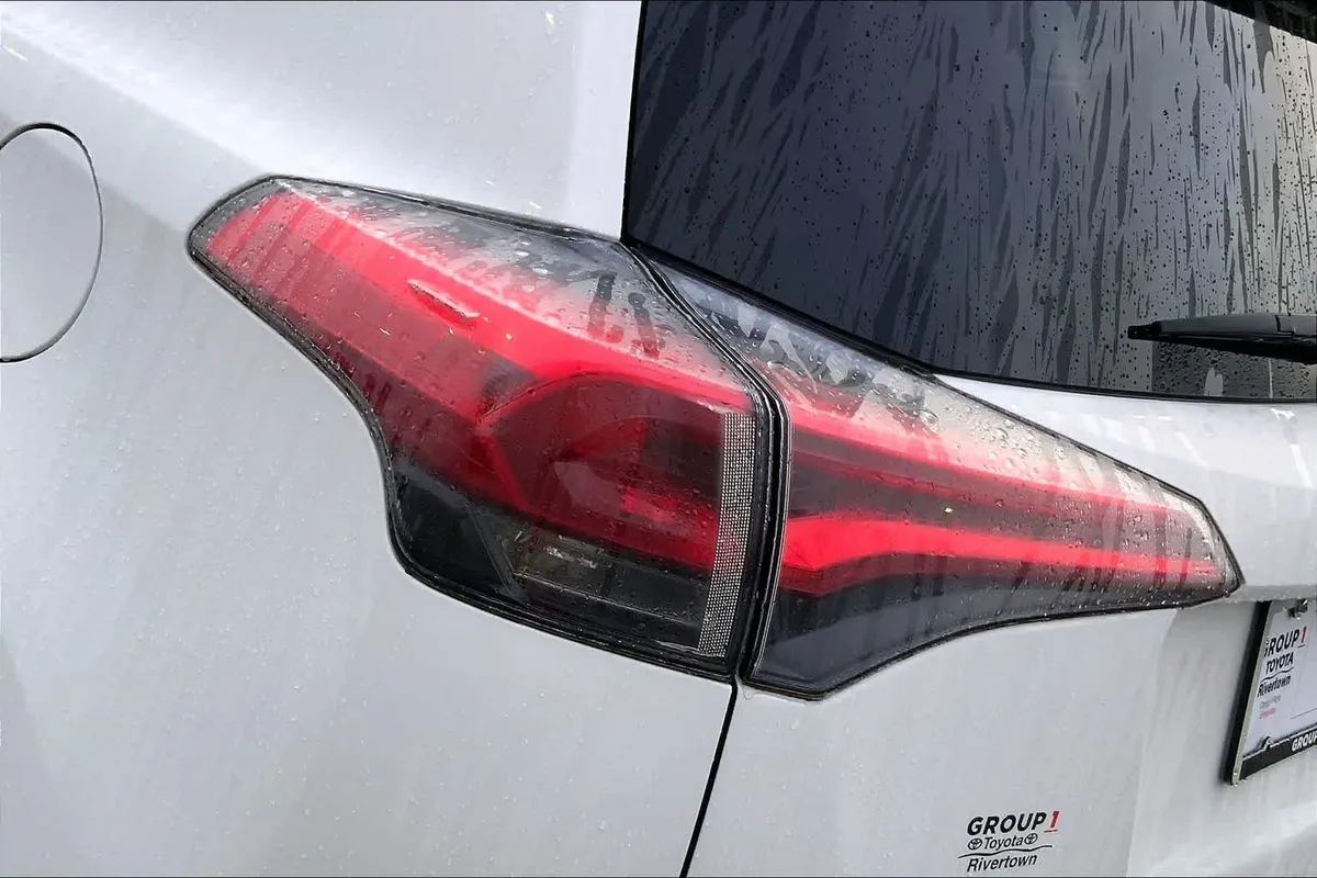 2017 Toyota RAV4 XLE thumbnail 27