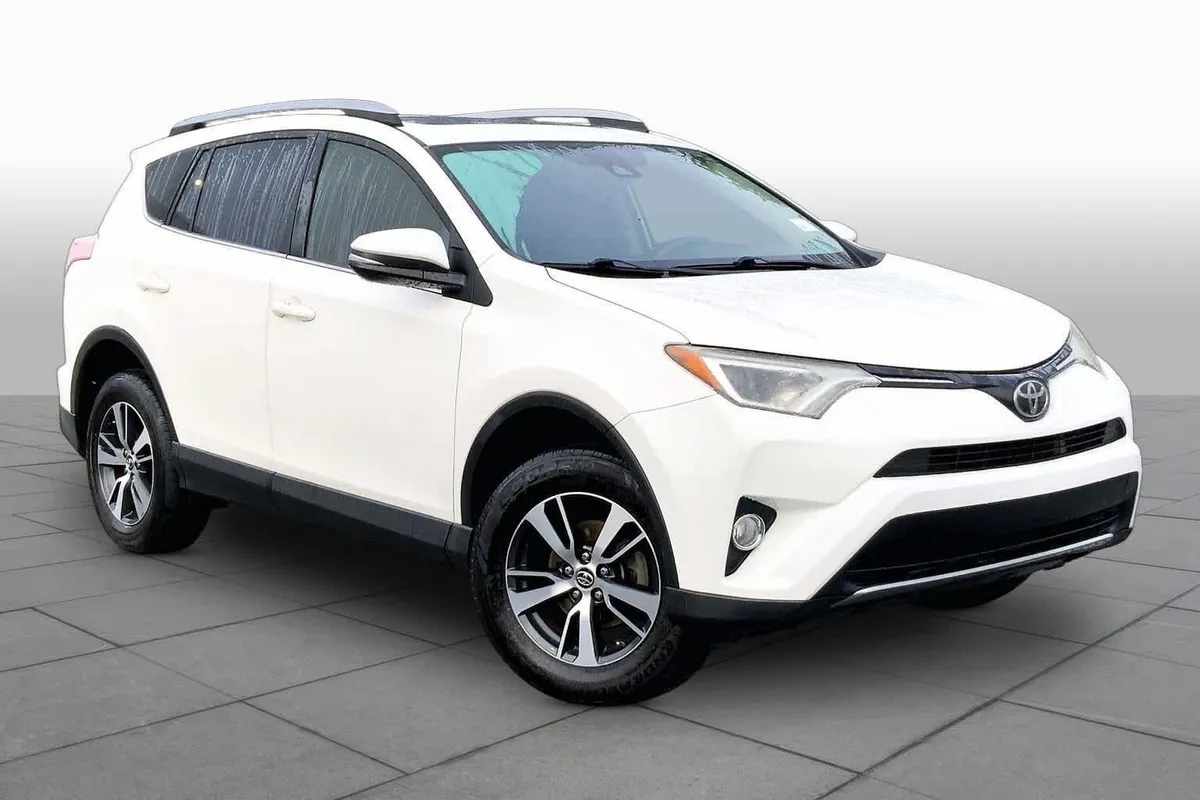 2017 Toyota RAV4 XLE thumbnail 3