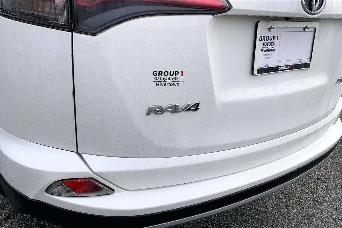 2017 Toyota RAV4 XLE thumbnail 30